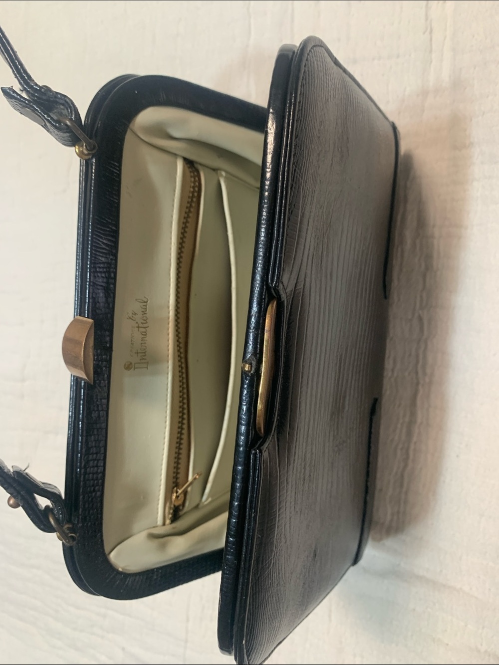 Vintage black Lizard-GrainBlack Textured Frame Shoulder Bag with Gold Hardware -